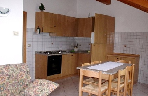 Brez Apartment | Cozy Apartment 'Casa Vacanze Rosa 9' with Mountain Views