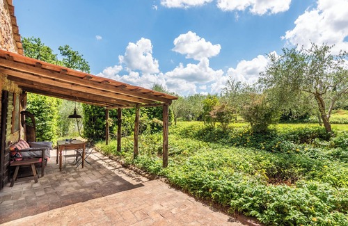 Murlo Apartment | Casa Verde A Murlo: Pet-Friendly Getaway with Shared Pool