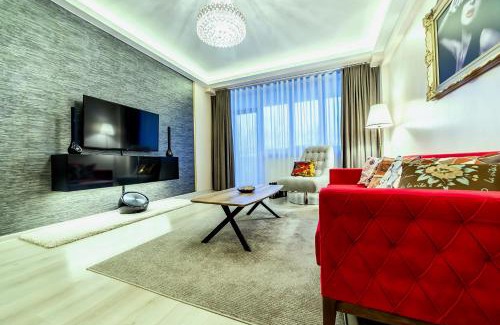 Tractorul Apartment | Chic Apartment Living at Landev with Pool & Family Fun