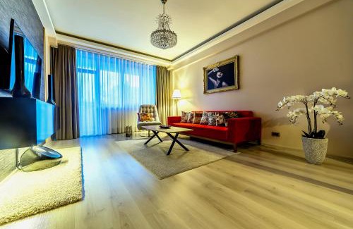 Tractorul Apartment | Chic Apartment Living at Landev with Pool & Family Fun