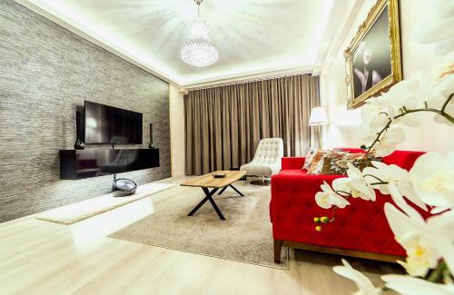 Tractorul Apartment | Chic Apartment Living at Landev with Pool & Family Fun
