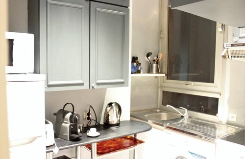 Bordeaux City Centre Apartment | Charming Apartment Clemenceau with Bath & Street View