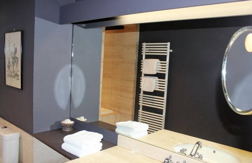 Bordeaux City Centre Apartment | Charming Apartment Clemenceau with Bath & Street View