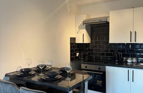Borehamwood Apartment | Convenient Apartment Near the Studios with Family Amenities