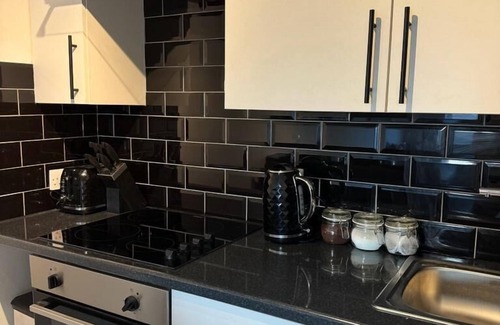 Borehamwood Apartment | Convenient Apartment Near the Studios with Family Amenities