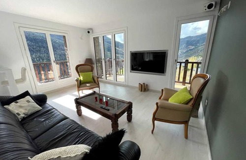 Soldeu Apartment | Cozy Apartment Steps from the Slopes in Soldeu