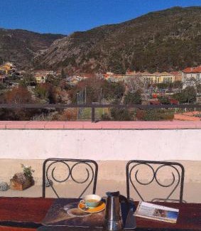 Cisano sul Neva Apartment | Oceanfront Apartment Coffee Time with Breakfast & Pet-Friendly