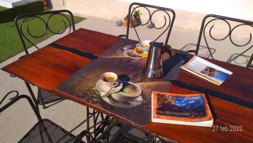 Cisano sul Neva Apartment | Oceanfront Apartment Coffee Time with Breakfast & Pet-Friendly
