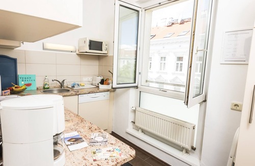 Hernals Apartment | Comfortable Apartment F21: Kid-Friendly Stay with Kitchen
