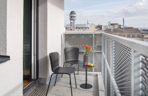 Singen Apartment | Cozy Apartment COMFY with Kitchen & Breakfast for Two