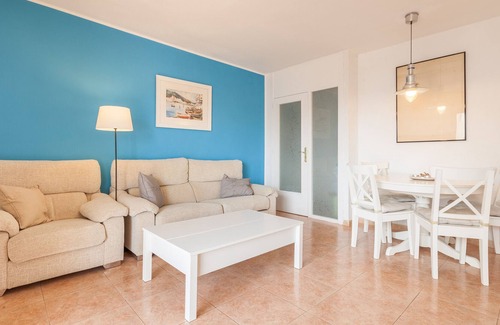 Sant Pol De Mar Apartment | Apartment "Con Piscina y Playa" with Shared Pool & Wi-Fi