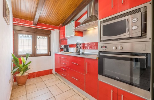 Ambroz Apartment | Apartment 'Con Vistas A Las Montañas' with Mountain View, Wi-Fi and Air Conditioning