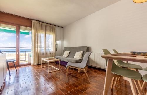 Creixell Apartment | Oceanfront Apartment Constellacio: Family & Pet Friendly Escape