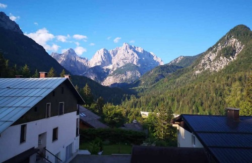 Kranjska Gora Cabin | Crystal Rose Apartment: Perfect Stay with Breakfast & Kitchen