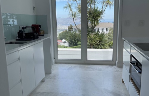 Somerset West Apartment | Cozy Apartment Da Vinci: Oceanfront Views & Pool Access