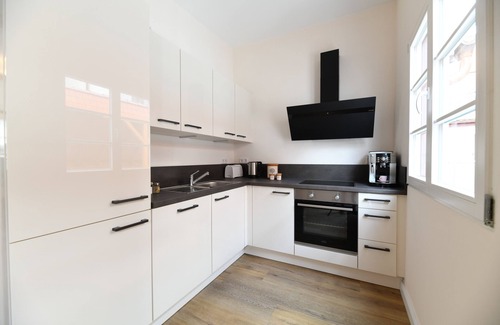 Heppenheim Apartment | Relaxing Apartment 'Das Schiefe Haus' with Balcony & Wi-Fi