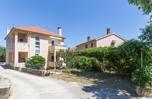 Bozava Apartment | Family-Friendly Apartment Davorka with Kitchen Amenities