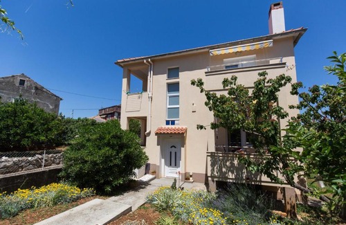 Bozava Apartment | Family-Friendly Apartment Davorka with Kitchen Amenities