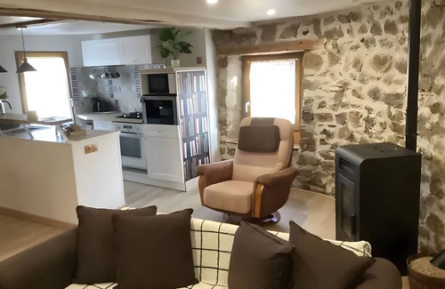 Saint-Romain Apartment | Apartment 'De Charme Saint-Romain' with Wi-Fi and Air Conditioning