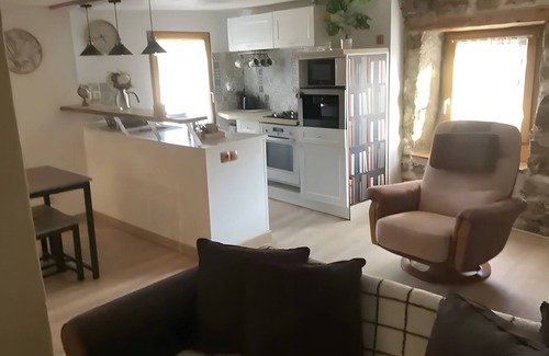 Saint-Romain Apartment | Apartment 'De Charme Saint-Romain' with Wi-Fi and Air Conditioning