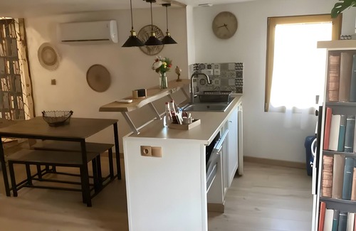 Saint-Romain Apartment | Apartment 'De Charme Saint-Romain' with Wi-Fi and Air Conditioning