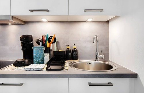 Unterwiehre-Nord Apartment | Cozy Apartment 'Bächle' with Balcony, Wi-Fi & Pet Friendly
