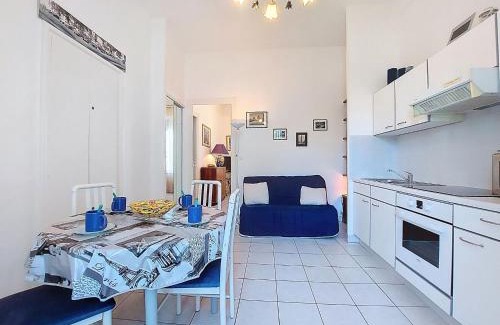 Pontaillac Apartment | Oceanfront Retreat: Apartment de la Plage et d'Angleterre