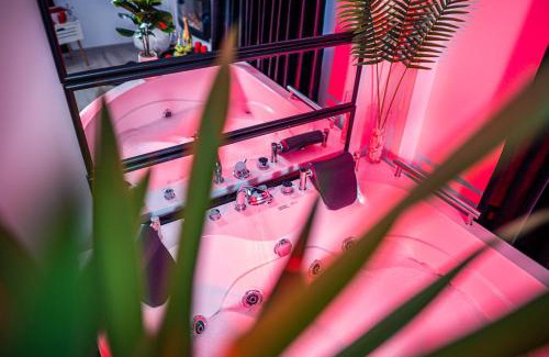 Craiova Apartment | Relaxing Apartment de Lux Craiova with Hot Tub & Fireplace