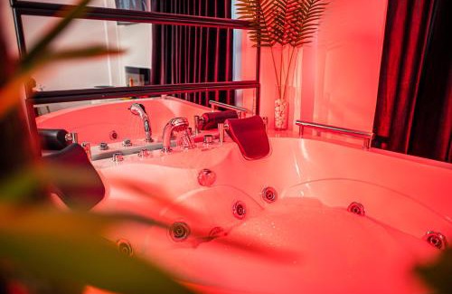 Craiova Apartment | Relaxing Apartment de Lux Craiova with Hot Tub & Fireplace