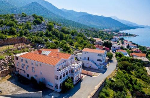 Cesarica Apartment | Family-Friendly Apartment Delfin-7 with Pool and Ocean View