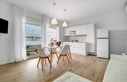 Lido di Jesolo Apartment | Apartment 'Deluxe 7' with Shared Garden, Wi-Fi and Air Conditioning