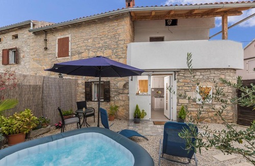 Kanfanar Apartment | Top-Rated Apartment Dida Sime with Inviting Whirlpool