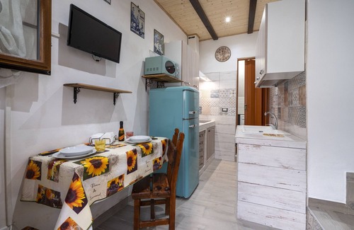Mola di Bari Apartment | Charming Apartment 'Dimora Donna Lucrezia' with Ocean View