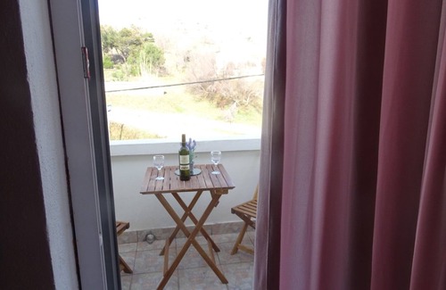Dinjiska Apartment | Quality Apartment Don: Steps from the Sea in Dinjiska