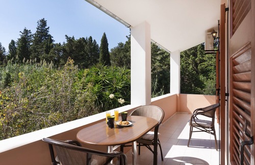 Agios Georgios Pagon Apartment | Scenic Apartment Dora Pagoi: Mountain View & Shared Garden