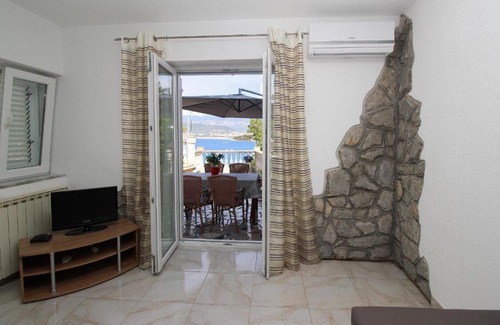 Silo Apartment | Cozy Apartment Dražen with Oceanfront Views & Pet Friendly