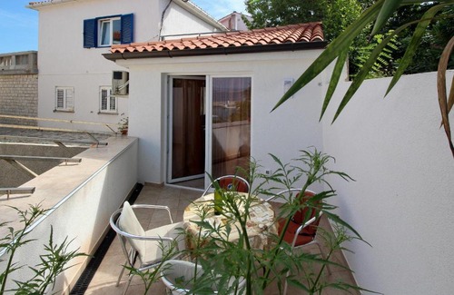 Silo Apartment | Cozy Apartment Dražen with Oceanfront Views & Pet Friendly