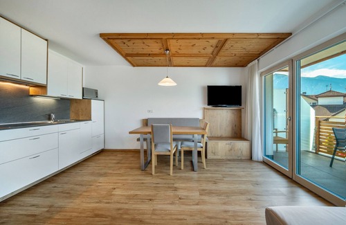 Rasa Apartment | Apartment 'Edelweiß' with Mountain View, Shared Garden and Wi-Fi