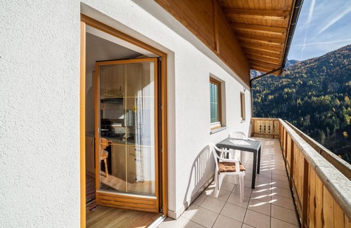 Moso in Passiria Apartment | Mountain View Apartment "Egarthof Enzian" with Garden & Wi-Fi