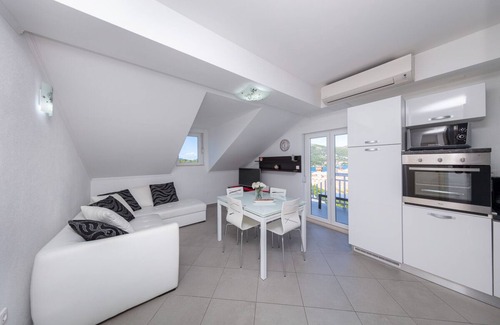 Stikovica Apartment | Discover Oceanfront Bliss at Apartment Ela Dubrovnik