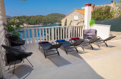 Stikovica Apartment | Oceanfront Retreat at Apartment Ela with Pool & Breakfast