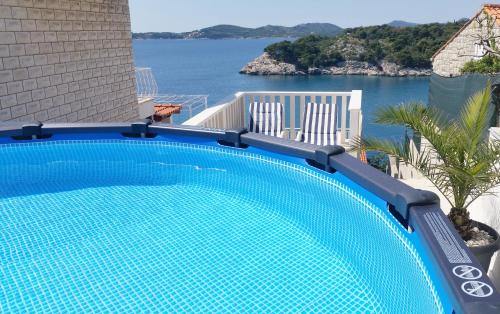 Stikovica Apartment | Oceanfront Retreat at Apartment Ela with Pool & Breakfast