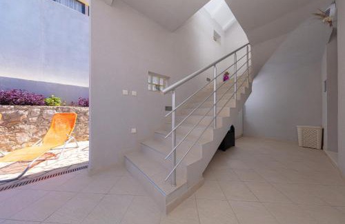 Stikovica Apartment | Oceanfront Retreat at Apartment Ela with Pool & Breakfast