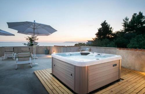 Podgora Apartment | Relax at Apartment Ela with Private Jacuzzi and High Rating