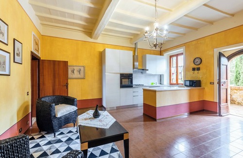 Murlo Apartment | Apartment 'Elegante Vicino Siena' with Shared Pool, Wi-Fi and Air Conditioning