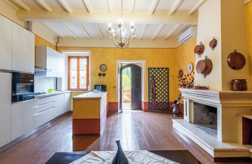 Murlo Apartment | Apartment 'Elegante Vicino Siena' with Shared Pool, Wi-Fi and Air Conditioning