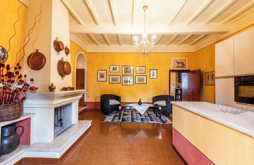 Murlo Apartment | Apartment 'Elegante Vicino Siena' with Shared Pool, Wi-Fi and Air Conditioning