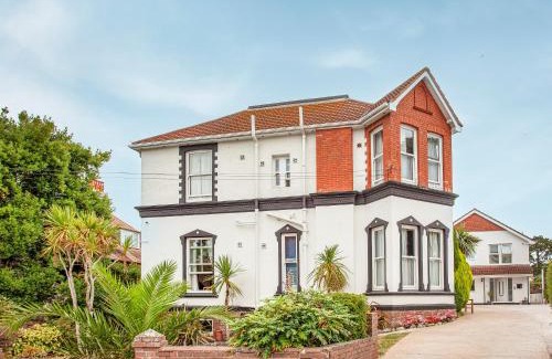Roundham House | Pet-Friendly Retreat at Apartment Eleven, Perfect for Families