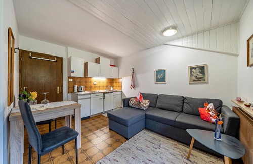 Lana Apartment | Guest Rated 10/10: Apartment 'Elisabeth' with Pool & Garden