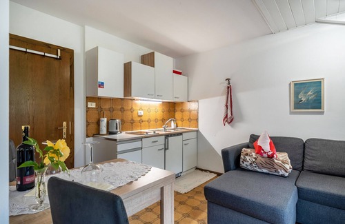 Lana Apartment | Guest Rated 10/10: Apartment 'Elisabeth' with Pool & Garden